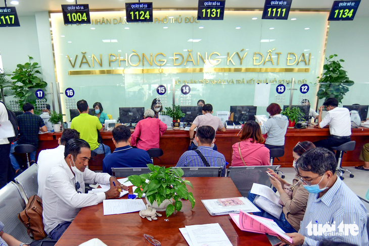 Từ ngày 8-6, Người dân Thủ Đức không cần xác nhận thuế sử dụng đất phi nông nghiệp ở UBND phường - Ảnh QUANG ĐỊNH